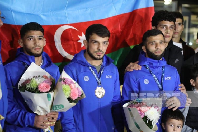 Dünya çempionatında qızıl medal qazanan Azərbaycan güləşçiləri Vətənə qayıdıb