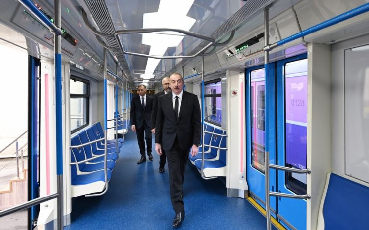 İlham Əliyev Bakıda komplektləşdirilən yeni nəsil metro qatarları ilə tanış olub