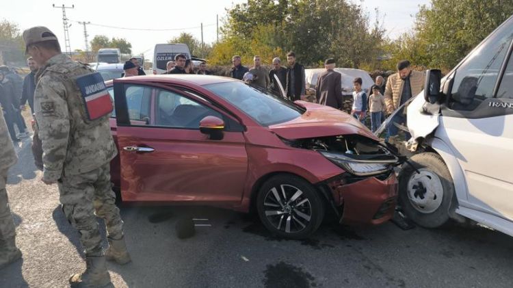 Türkiyədə mikroavtobusla avtomobil toqquşub: 13 yaralı 