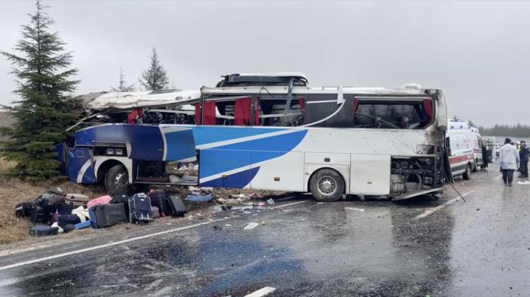 Türkiyədə avtobus aşıb: 1 ölü, 30 yaralı