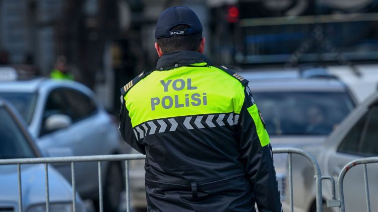 Yol polisi küləkli hava ilə bağlı yol hərəkəti iştirakçılarına müraciət edib