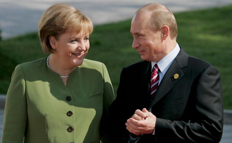 Merkel Putinin pivəyə görə sammitə gecikməsini xatırlayıb