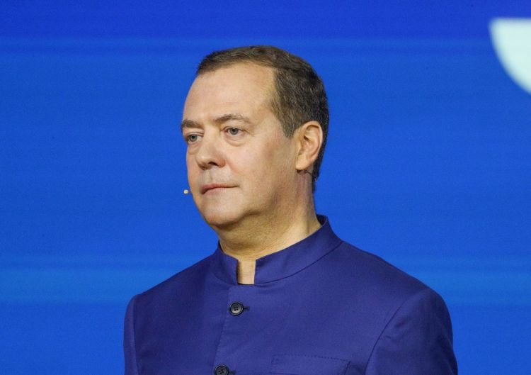 Medvedev: Bayden Trampa ağır miras qoymaq istəyir