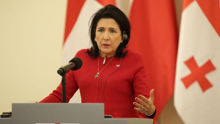 Salome Zurabişvili Gürcüstan KİV nümayəndələrini mükafatlandırıb