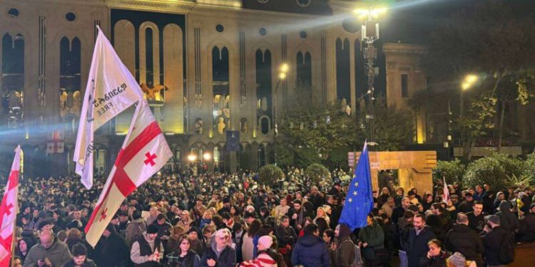 Gürcüstanda etirazlar səngimir: Ölkə vətəndaşları yenidən parlamenti yaxınlığında aksiya keçirir