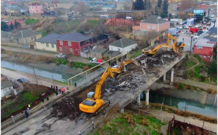 Sumqayıtı Saray qəsəbəsi ilə birləşdirən körpünün söküntüsünə başlanılıb - FOTO/VİDEO