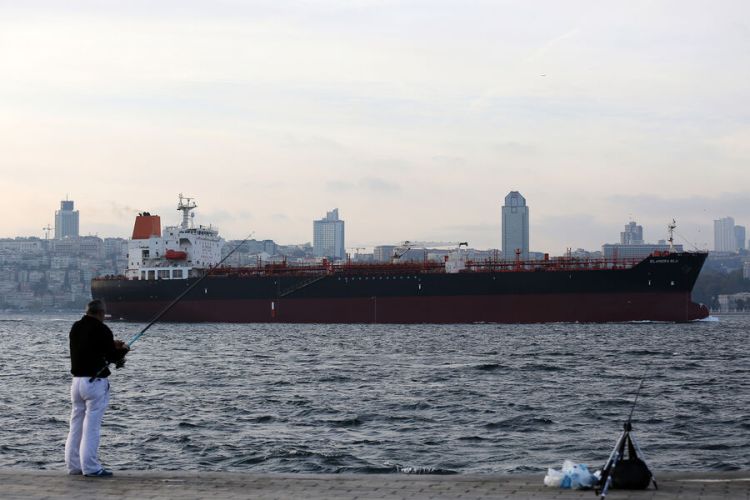 Türkiyə Rusiyaya gedən tankerə görə Bosfor boğazını BAĞLADI