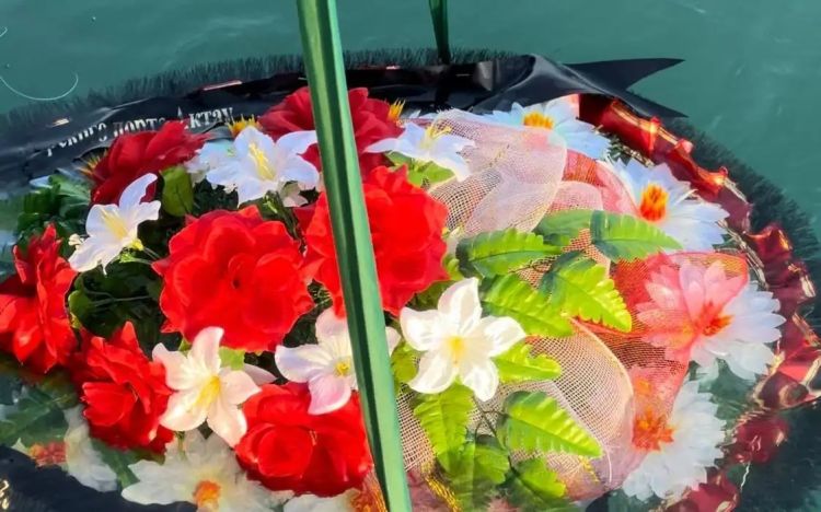 Təyyarə qəzasında həlak olanların xatirəsinə ehtiram olaraq Xəzər dənizinə əklillər buraxılıb Təyyarə qəzasında həlak olanların xatirəsinə ehtiram olaraq Xəzər dənizinə əklillər buraxılıb