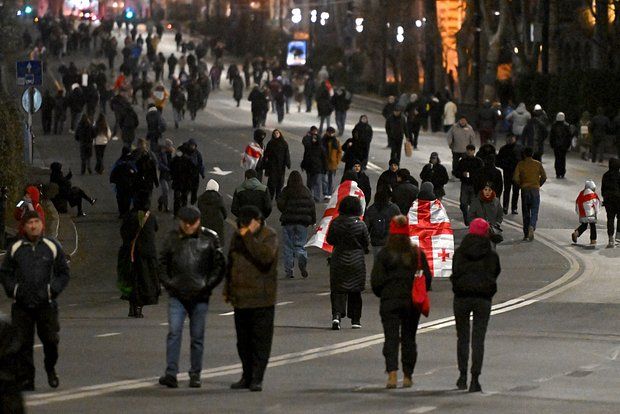 Tbilisidə parlament binası yaxınlığında aksiya keçirən etirazçılar saxlanılmağa başlayıb