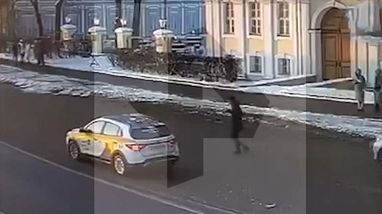 Sankt-Peterburqda taksi  piyada keçidində iki nəfəri vurub - VİDEO Sankt-Peterburqda taksi  piyada keçidində iki nəfəri vurub - VİDEO