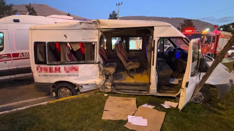 Türkiyədə işçi servisi ilə yük maşını toqquşub:  11 yaralı  Türkiyədə işçi servisi ilə yük maşını toqquşub:  11 yaralı