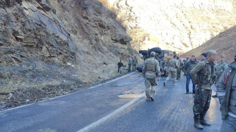 Türkiyədə hərbi avtomobil buza görə aşdı: Yaralılar var