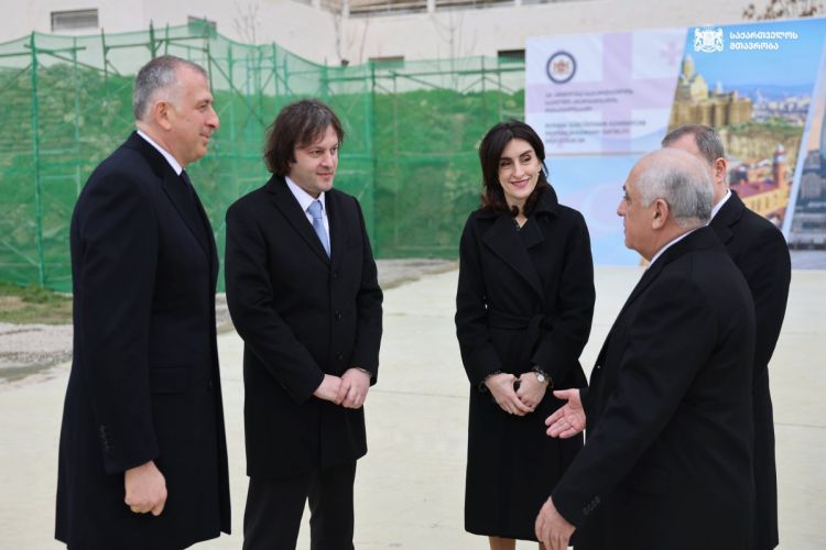 Azərbaycan və Gürcüstan Baş nazirləri yeni səfirlik binasının ərazisinə baxış keçiriblər - FOTO