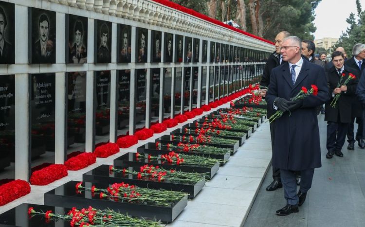 Britaniyanın Bakıdakı səfiri Şəhidlər xiyabanını ziyarət edib