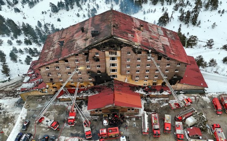 Türkiyədə hoteldəki yanğına görə iki məmur saxlanılıb