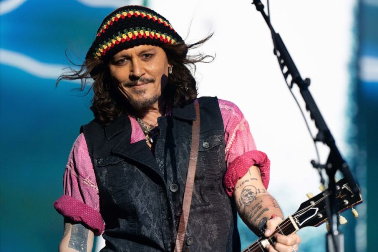 Amerikalı aktyor Conni Depp ruslara müraciət edib