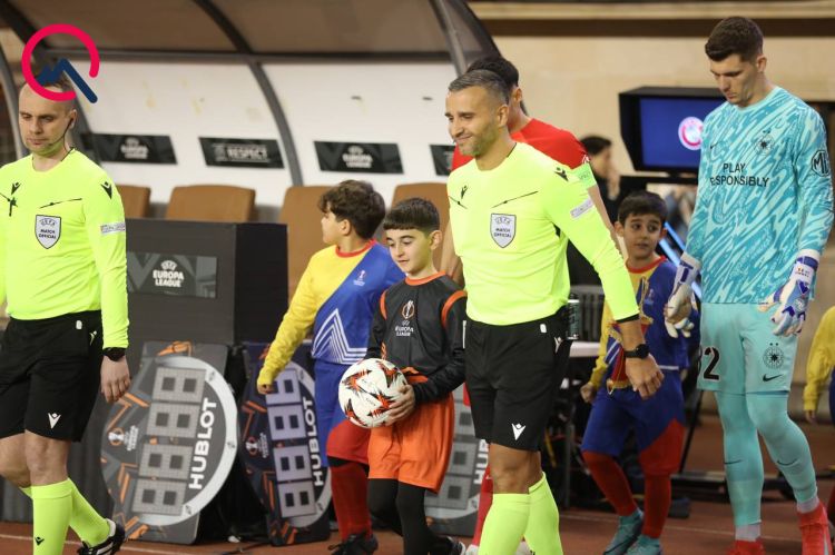 "Qarbağ"ın oyununda meydana topla çıxan 10 yaşlı Hüseyn kimdir? - VİDEO "Qarbağ"ın oyununda meydana topla çıxan 10 yaşlı Hüseyn kimdir? - VİDEO