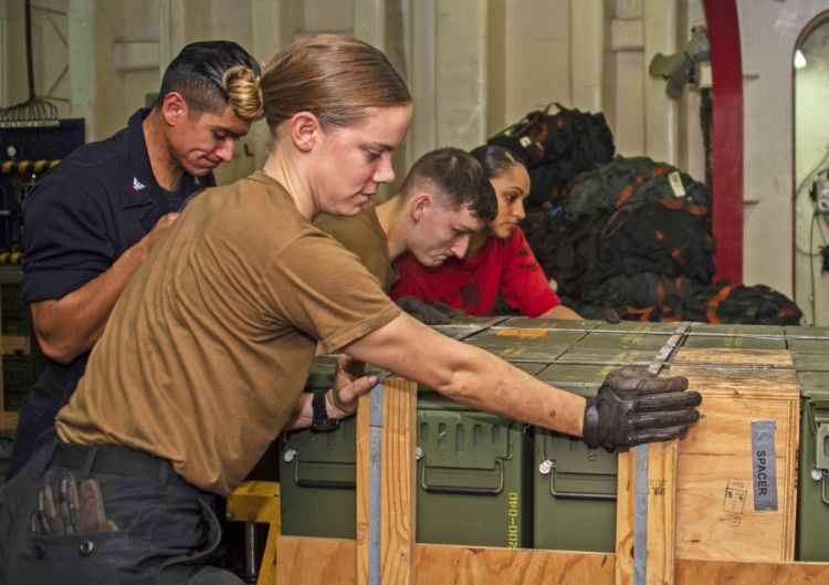 Tarixdə Amerikanın silah satmaqla pul qazanmadığı bir müharibə yoxdur - Senator Tarixdə Amerikanın silah satmaqla pul qazanmadığı bir müharibə yoxdur - Senator