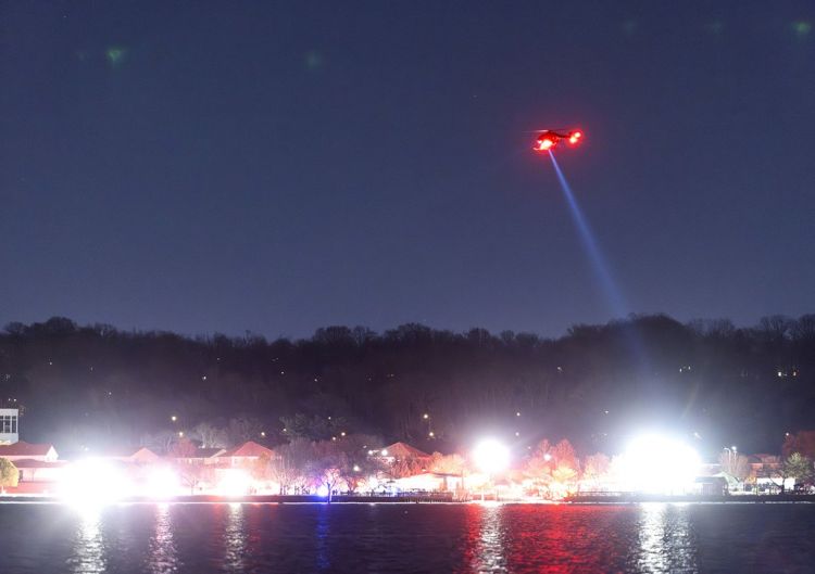 Vaşinqtonda təyyarə ilə helikopterin toqquşma anı başqa laynerdən görüntülənib - VİDEO