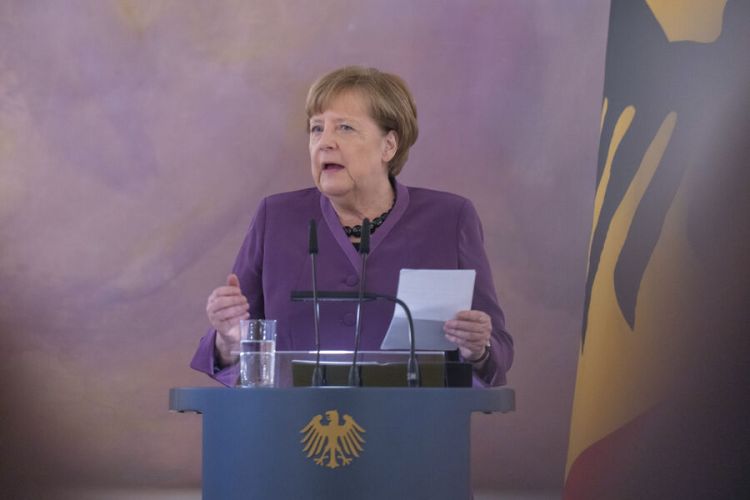 Merkel miqrasiya siyasətinə görə Mersi tənqid etdi