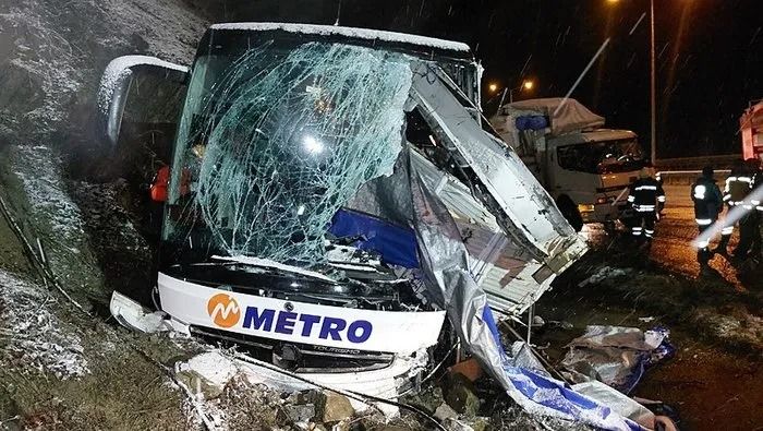 Türkiyədə eyni gündə iki avtobus qəzası: Ölən və çox sayda yaralanan var - VİDEO Türkiyədə eyni gündə iki avtobus qəzası: Ölən və çox sayda yaralanan var - VİDEO