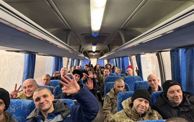 Ukrayna daha 150 vətəndaşını əsirlikdən geri qaytarıb - FOTO Ukrayna daha 150 vətəndaşını əsirlikdən geri qaytarıb - FOTO