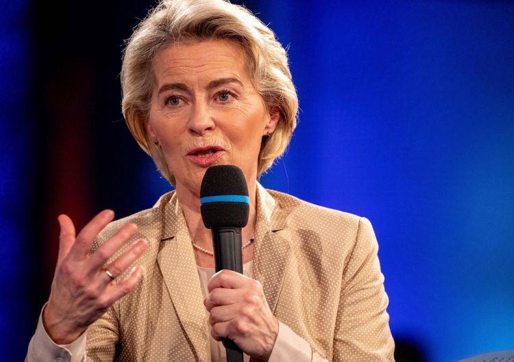 Ursula fon der Leyen Polşada fitə basılıb