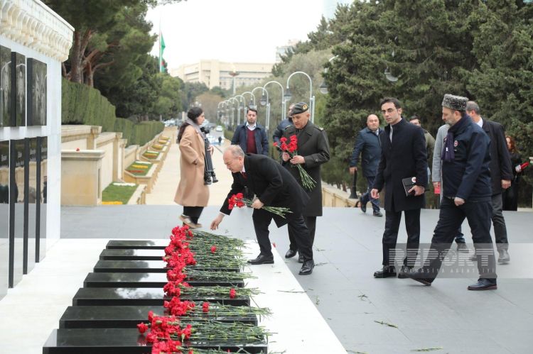 Türkiyənin Azərbaycandakı yeni səfiri Şəhidlər xiyabanını ziyarət edib - FOTO