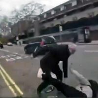 Londonda Quranı yandıran şəxsə bıçaqla hücum edilib - VİDEO Londonda Quranı yandıran şəxsə bıçaqla hücum edilib - VİDEO