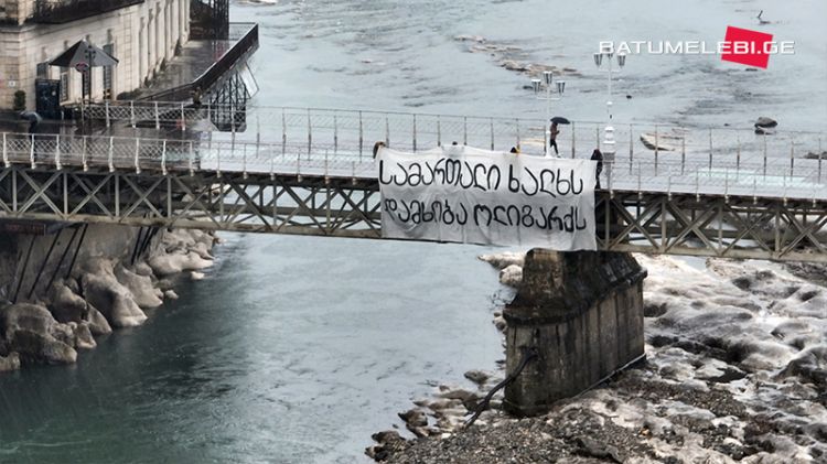 Gürcüstanın şəhərlərində etiraz bannerləri asılıb