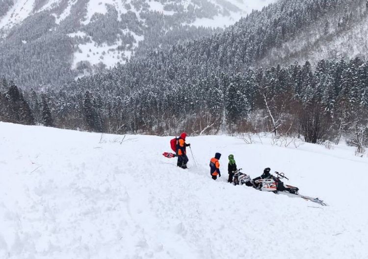 Qar uçqunu altındandan xilas olan alpinist iki turistin cəsədini tapıb