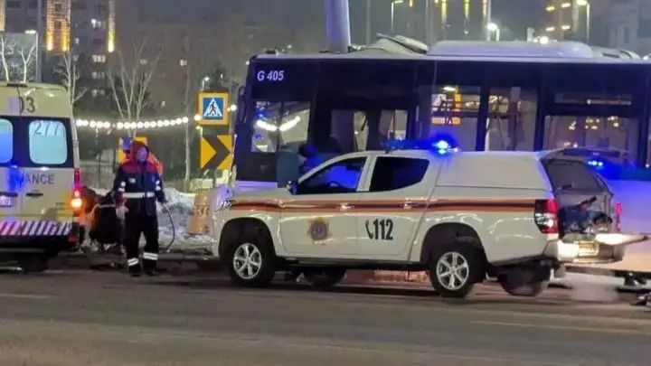 Astanada avtobus dirəyə çırpılıb: 15 nəfər xəsarət alıb