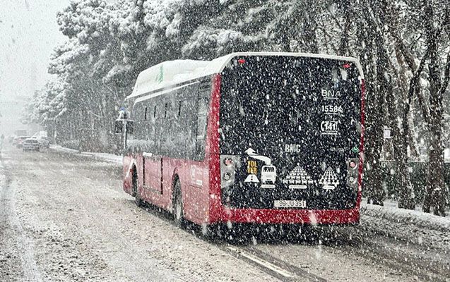 Qarlı havada 40-dan çox avtobus zədələnib