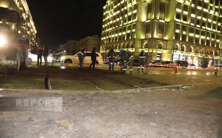 Bakıda su xətti partlayıb, yol çöküb Bakıda su xətti partlayıb, yol çöküb