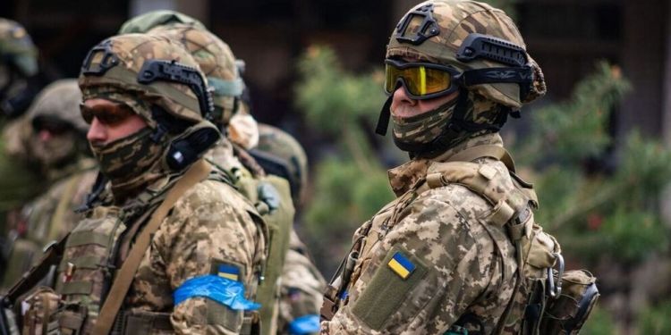 Ukrayna əsgərləri geyimlərinin üzərindəki ABŞ bayraqlarını çıxarır Ukrayna əsgərləri geyimlərinin üzərindəki ABŞ bayraqlarını çıxarır