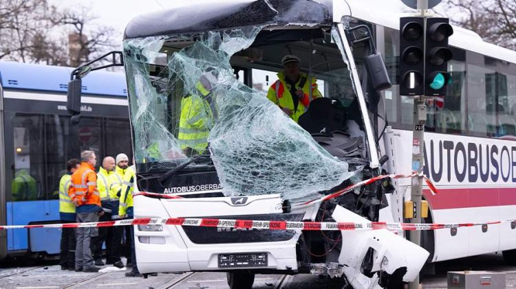 Münhendə tramvay ilə avtobusun toqquşması nəticəsində 11 nəfər yaralanıb