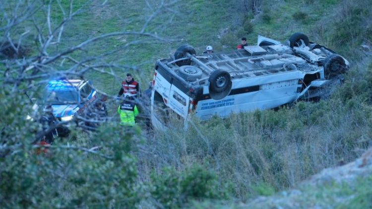 Türkiyədə xəstə daşıyan mikroavtobus aşıb: 1 ölü, 5 yaralı 