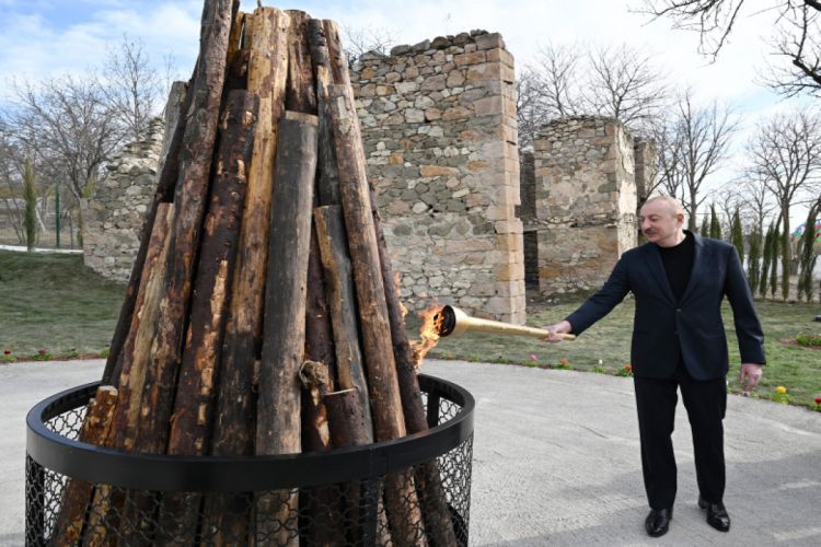 Prezident və birinci xanım Ağdərənin Həsənriz kəndində sakinlərlə birlikdə Novruz tonqalını alovlandırıblar - FOTO