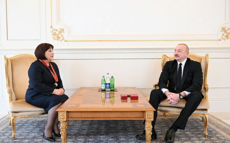 İlham Əliyev Sahibə Qafarovaya "Şərəf" ordenini təqdim edib - YENİLƏNİB İlham Əliyev Sahibə Qafarovaya "Şərəf" ordenini təqdim edib - YENİLƏNİB