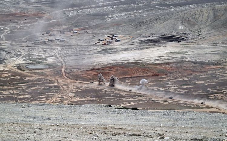 Azərbaycan Ordusunda döyüş atışlı taktiki təlim keçirilib - VİDEO Azərbaycan Ordusunda döyüş atışlı taktiki təlim keçirilib - VİDEO
