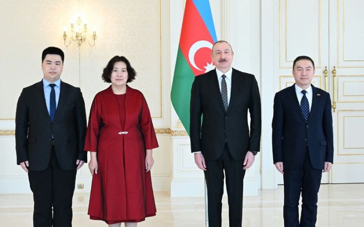 İlham Əliyev Çinin yeni səfirini qəbul edib - FOTO - Yenilənib İlham Əliyev Çinin yeni səfirini qəbul edib - FOTO - Yenilənib
