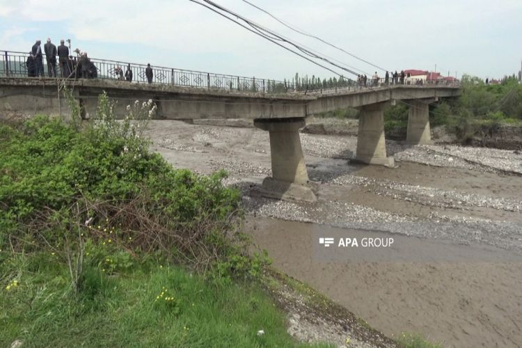 Qubada çökən körpüyə baxış keçirilib -  FOTO Qubada çökən körpüyə baxış keçirilib -  FOTO