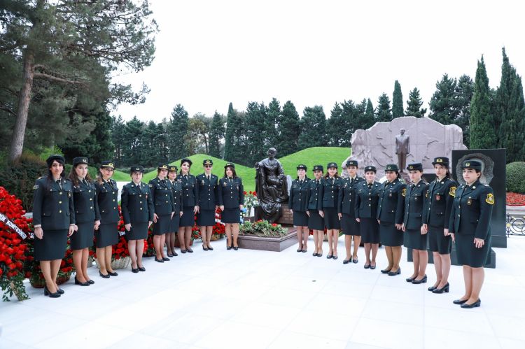 Dövlət Xidmətinin qadın hərbçiləri Zərifə Əliyevanı yad ediblər - FOTO Dövlət Xidmətinin qadın hərbçiləri Zərifə Əliyevanı yad ediblər - FOTO