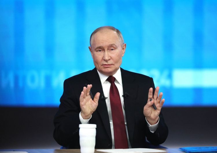 Putin jurnalistlərə yuxudan necə durduğunu danışıb