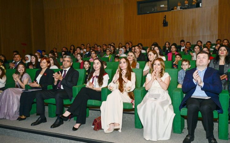 Leyla və Arzu Əliyeva həssas qruplara aid şəxslərin yaradıcılıq prosesi ilə tanış olublar