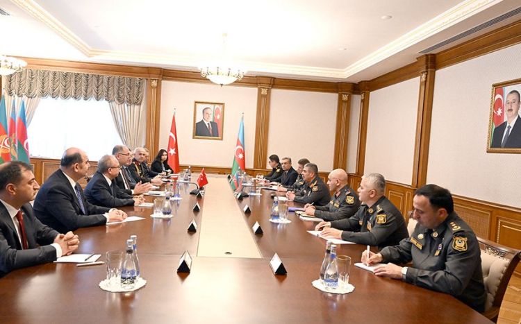 Azərbaycan müdafiə naziri Türkiyə MMU-nun rektorunu qəbul edib