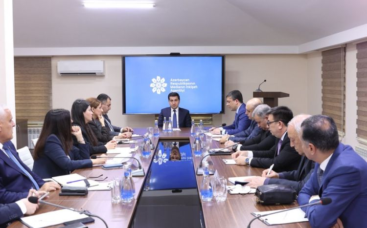 Hikmət Hacıyev Medianın İnkişafı Agentliyində media subyektlərinin rəhbərləri ilə görüşüb