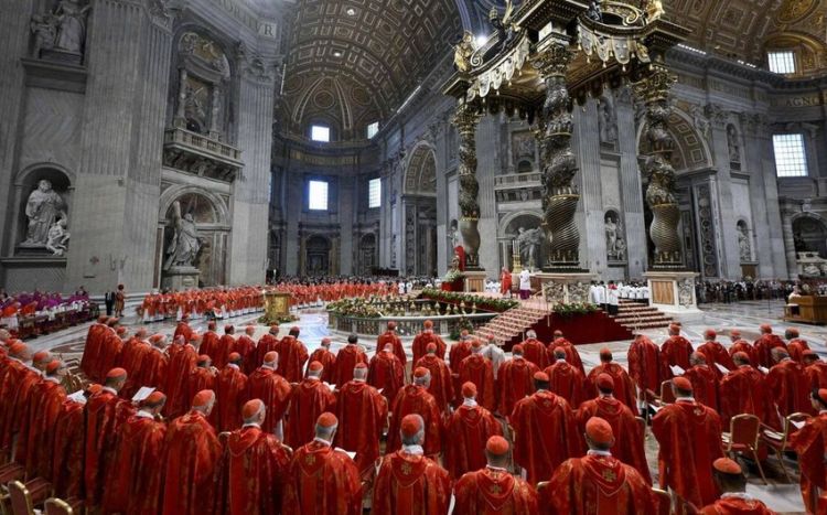 Konklav birinci turda yeni Roma Papasını seçə bilməyib