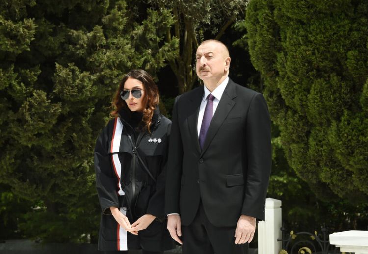 Prezident və xanımı faşizm üzərində mübarizədə həlak olanların xatirəsini anıblar