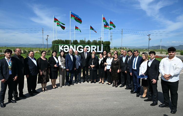 İlham Əliyev Ağdamın Kəngərli kəndinə köçən sakinlərə evlərin açarlarını təqdim edib